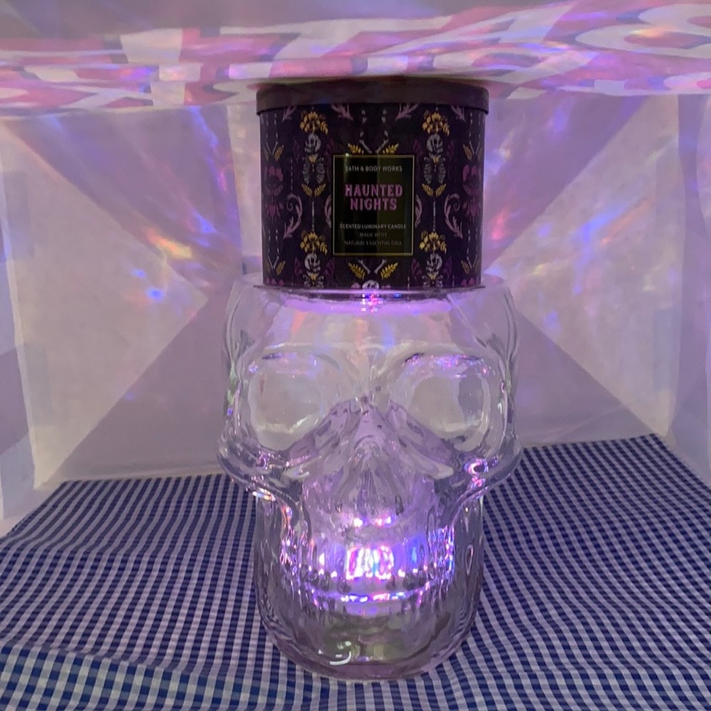 BBW 2021 Halloween Color Changing Skull Stand